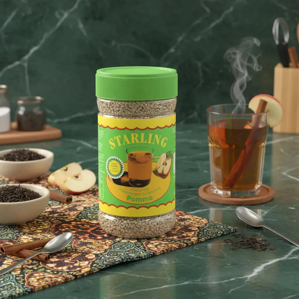 Thé pomme STARLING servi chaud avec bâton de cannelle, pot de thé en arrière-plan sur nappe décorative orientale.